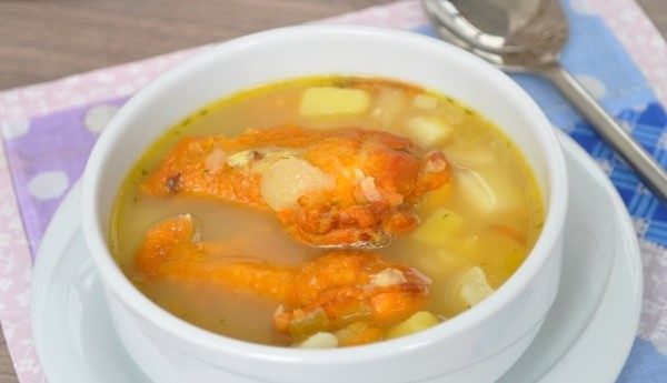 Суп из гороха и копченых куриных крылышек