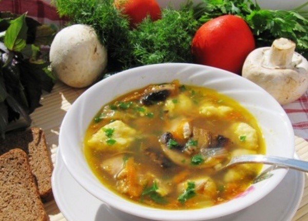 Гречневый суп с клецками и грибами