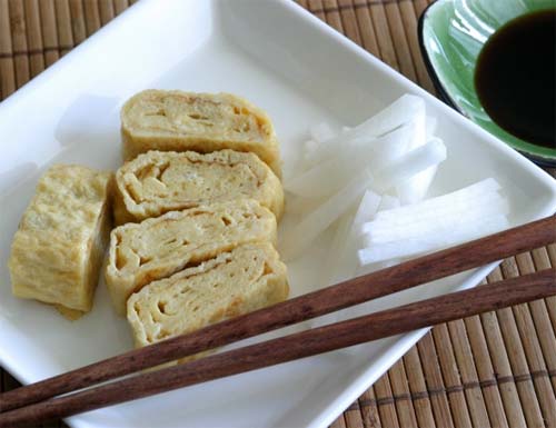 Японский омлет тамаго под соевым соусом и васаби. - фото