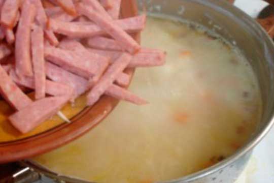 Рецепт грибного сырного супа с колбасой