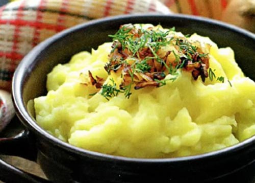Картофельное пюре с жареным луком - фото