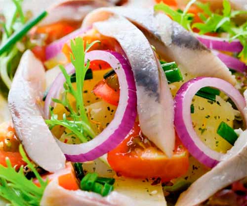 Картофельный салат с сельдью - фото