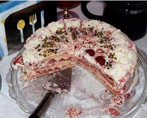 Клубничный торт со сливками - фото