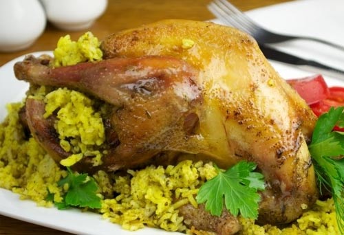 Курица фаршированная пряным рисом и шпинатом с фото