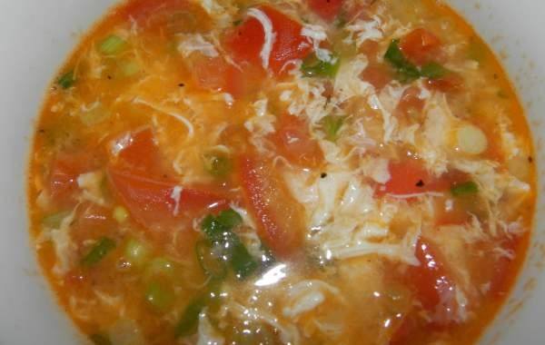 Куриный суп с помидорами и яйцами