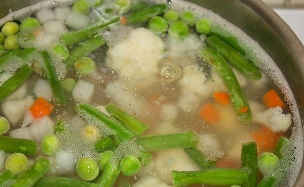 Суп из курицы и замороженных овощей