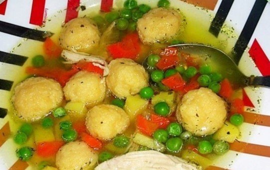 Куриный суп с зеленым горошком и сырными клецками