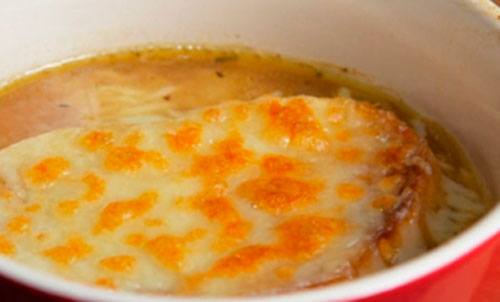 Суп луковый с тостами - фото