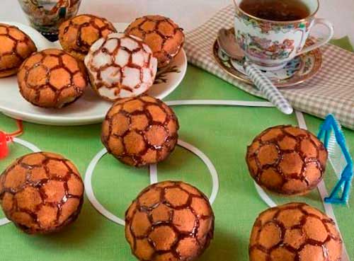 Пирожное «Мячи футбольные» из песочного теста с фото