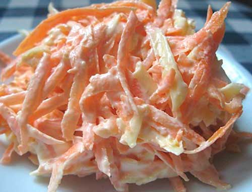 Морковный салат с сыром и чесноком - фото