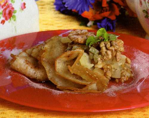 Ореховые блинчики с ананасами, корицей и медом - фото