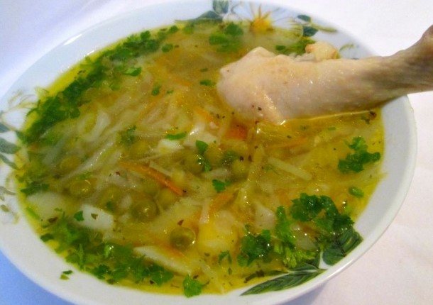 Овощной суп с капустой и зеленым горошком