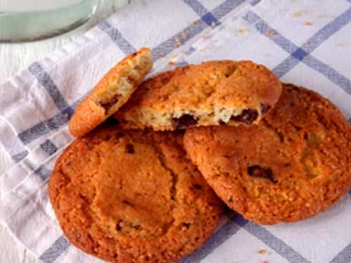 Печенье с кусочками шоколада - фото