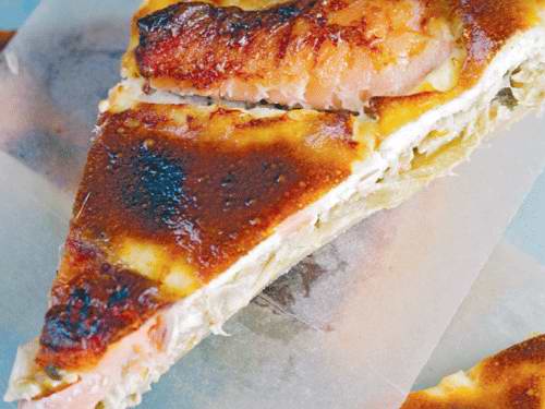 Пирог с копченым лососем, луком-пореем и апельсинами с фото