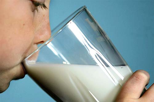 Выпей молочка чуть свет – меньше скушаешь в обед - фото
