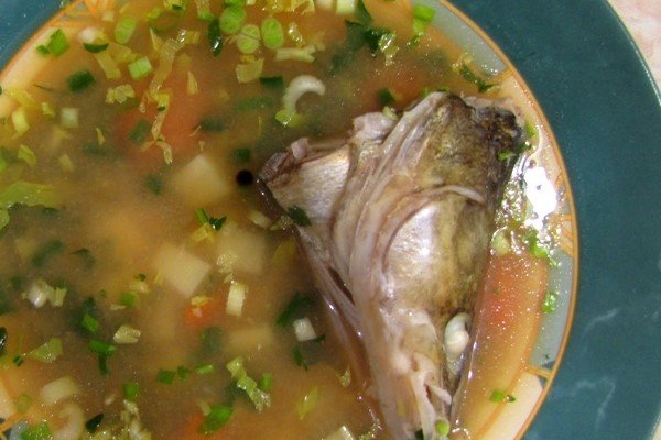 Рыбный суп из головы