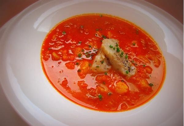 Суп из рыбы, перца и пряностей
