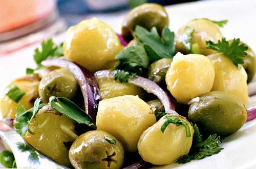 Салат с картофелем и оливками - фото
