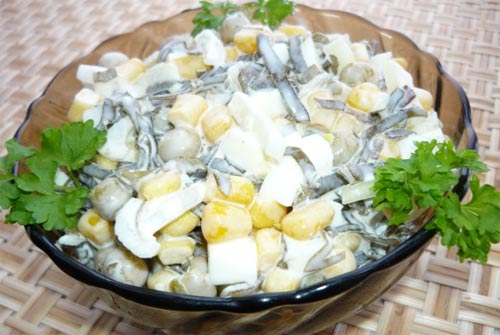 Салат из морской капусты с кукурузой с фото