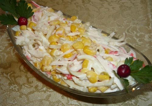 Салат с кальмаром и крабовыми палочками - фото