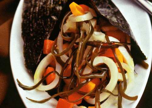 Салат из кальмаров и морской капусты - фото