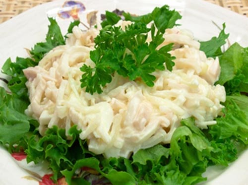 Вкусный салат с кальмарами - фото