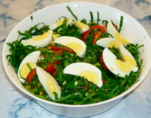 Салат с колбой, овощами и яйцом - фото