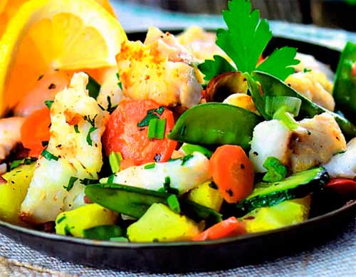 Теплый салат из морского окуня с фото