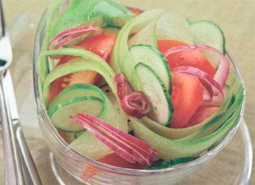 Салат из редьки с помидорами и огурцами - фото