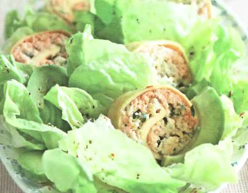 Зеленый салат с рулетиками из рыбы и яиц - фото