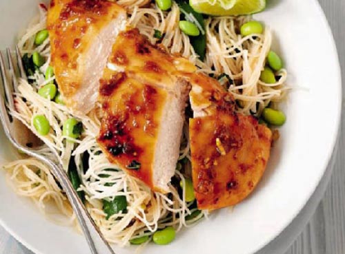 Тёплый салат из курицы с рисовой лапшой с фото