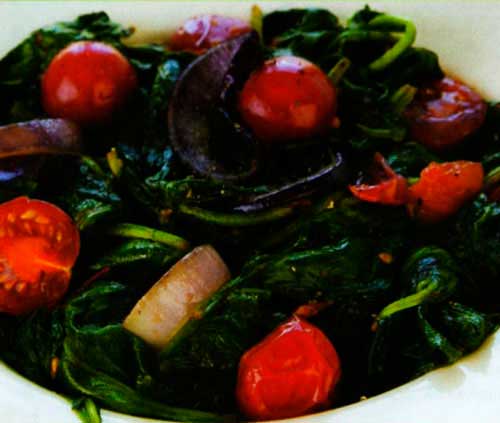 Теплый салат из шпината и красного лука - фото