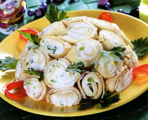 Салат с сырными блинчиками - фото