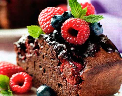 Шоколадный торт с ягодами с фото