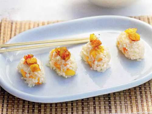 Сладкие суши с персиками и цукатами из арбузных корок - фото