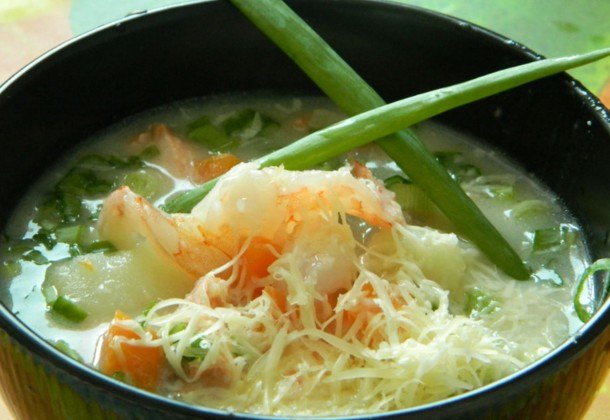 Рецепт сливочного супа с лососем и креветками