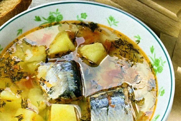 Рыбный суп из консервированной скумбрии