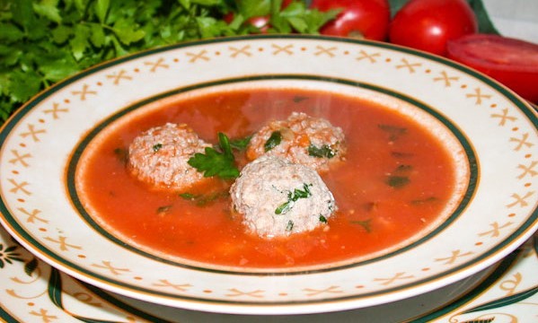 Куриный суп из фрикаделек и помидоров