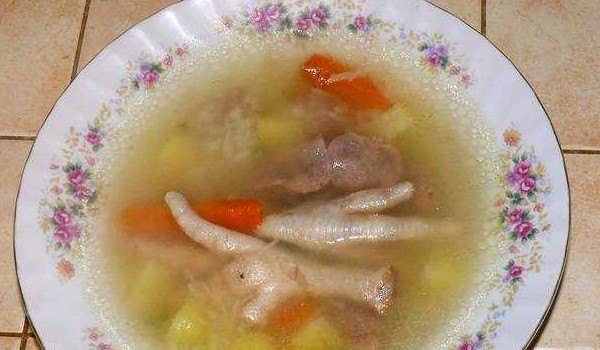 Суп с лапками курицы