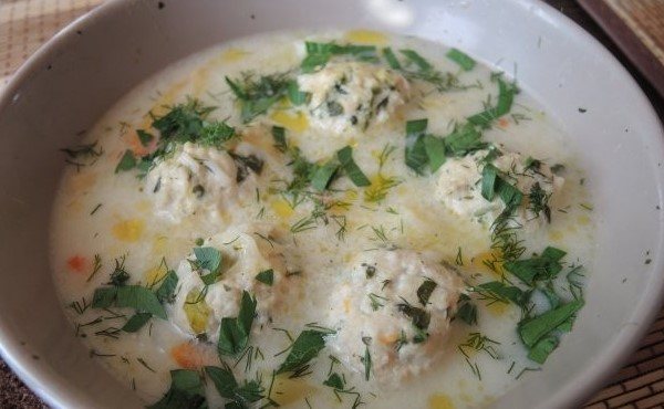 Суп из куриных фрикаделек с сыром