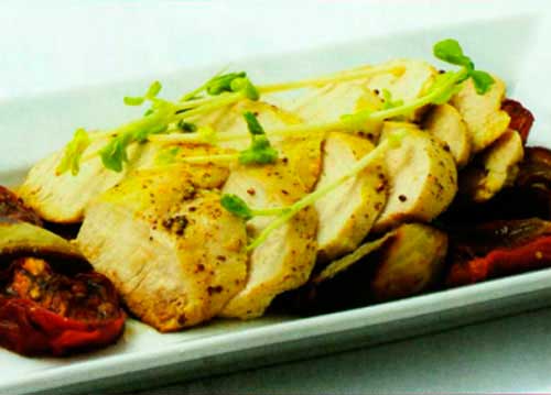 Теплый салат, с куриной грудкой и овощами - фото