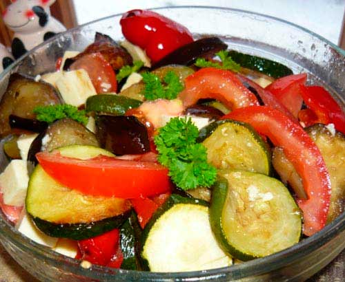 Тёплый салат с печеными овощами и сыром фетой с фото