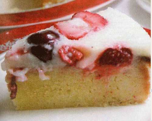 Торт с ягодами и молочным муссом - фото