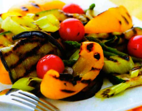 Теплый салат из запеченных овощей с фото