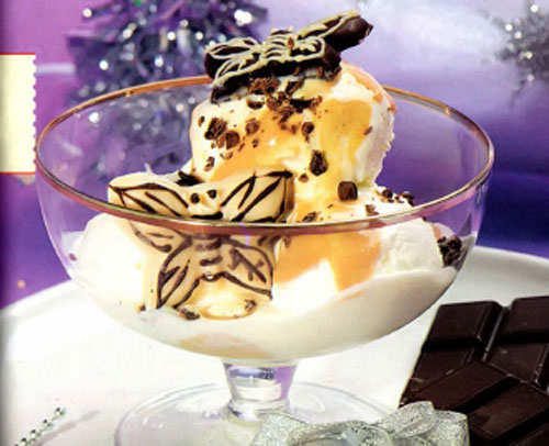 Ванильное мороженое с арахисовым соусом с фото
