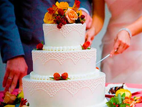 Как приготовить свадебный торт с живыми цветами - фото